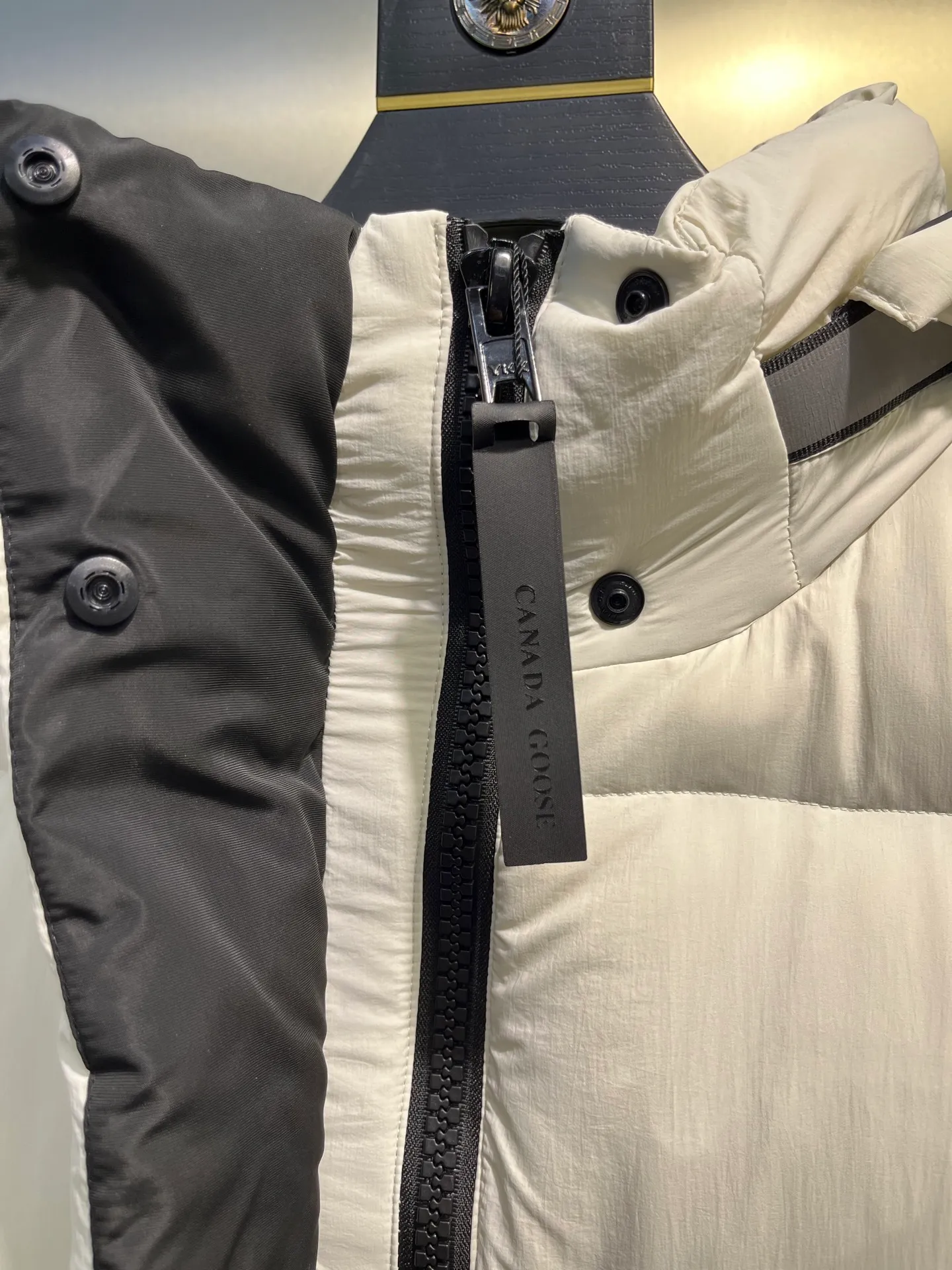 P1100 Canada Goose 🌟Canada Goose🇨🇦 Unisex down jacket, couple style, imported 90% duck down, collar is Canadian wild coyote hair, checkered double-layer inner liner with no velvet, thick velvet filling, level 5 cold protection, only one goose is needed to prevent freezing in winter, the stitching is perfect! I will buy another version this year, all accessories and materials will follow the original size: xs-xxl